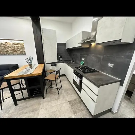 Koman House